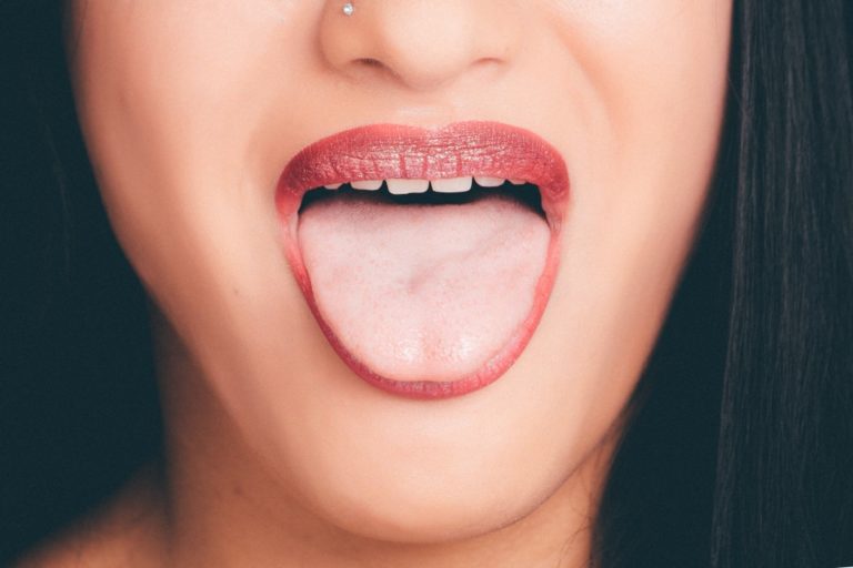 ¿Por qué la lengua se pone blanca?