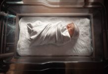 Bebés neonatos con coronavirus: sin lactancia ni contacto piel con piel