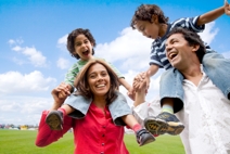 Niños que juegan con sus padres : felicidad, creatividad y éxito Niños que juegan con sus padres : felicidad, creatividad y éxito